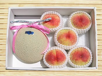 マスクメロンと飯山の白桃の詰め合わせ!